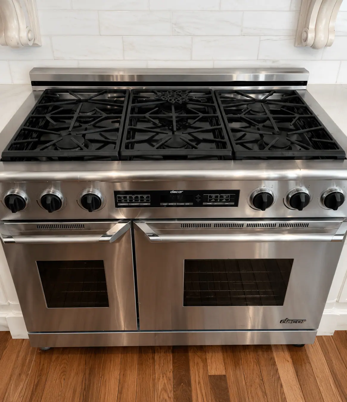 Dual-fuel range with six gas burners and a double oven