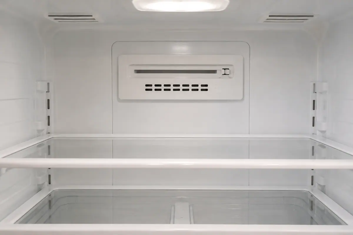 Air damper vent inside the fresh-food compartment of a refrigerator